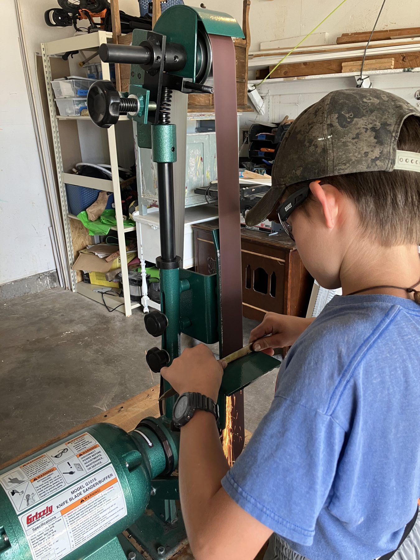 Grinding a blade on a belt grinder